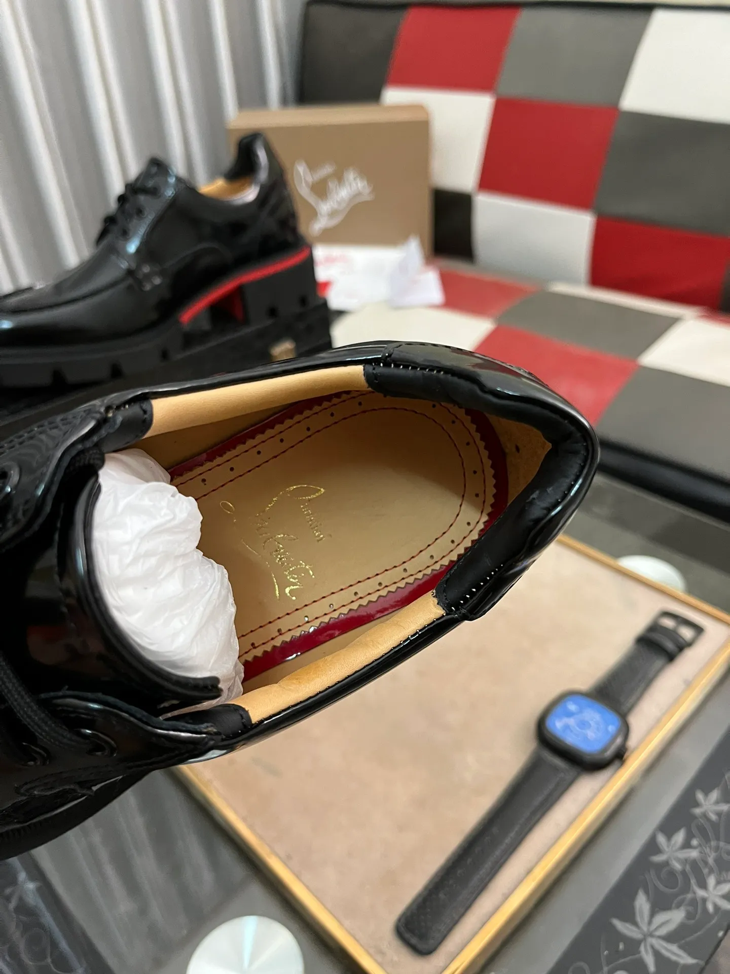 Men's shoes 💰820⌚️⌚️CL New formal leather shoes Christia* Loubouti* red-soled shoes GREGGO men's Oxford shoes Made of imported cowhide/glossy patent leather/stitched contrasting high silk suede. Three-section toe design. Iconic red outsole, the ultimate personalized shoe. Original color cowhide lining. Original Italian leather outsole; fine workmanship brings you a luxurious experience. With its neat silhouette and straightforwardness, GREGGO men's Oxford shoes are Oxford shoes born for city roaming. The elegant lines and classic silhouette exude eternal charm. The black patent leather material is exquisite and eye-catching, adding a sense of luxury to the overall look. The slender toe design is full of elegance, and matched with closed shoelaces of the same color, the sophistication is invisible. The slim sole design provides the shoes with a light foot feel, elegant steps, and a refined and elegant look. Shows outstanding texture.  Standard leather shoe size: 38-44